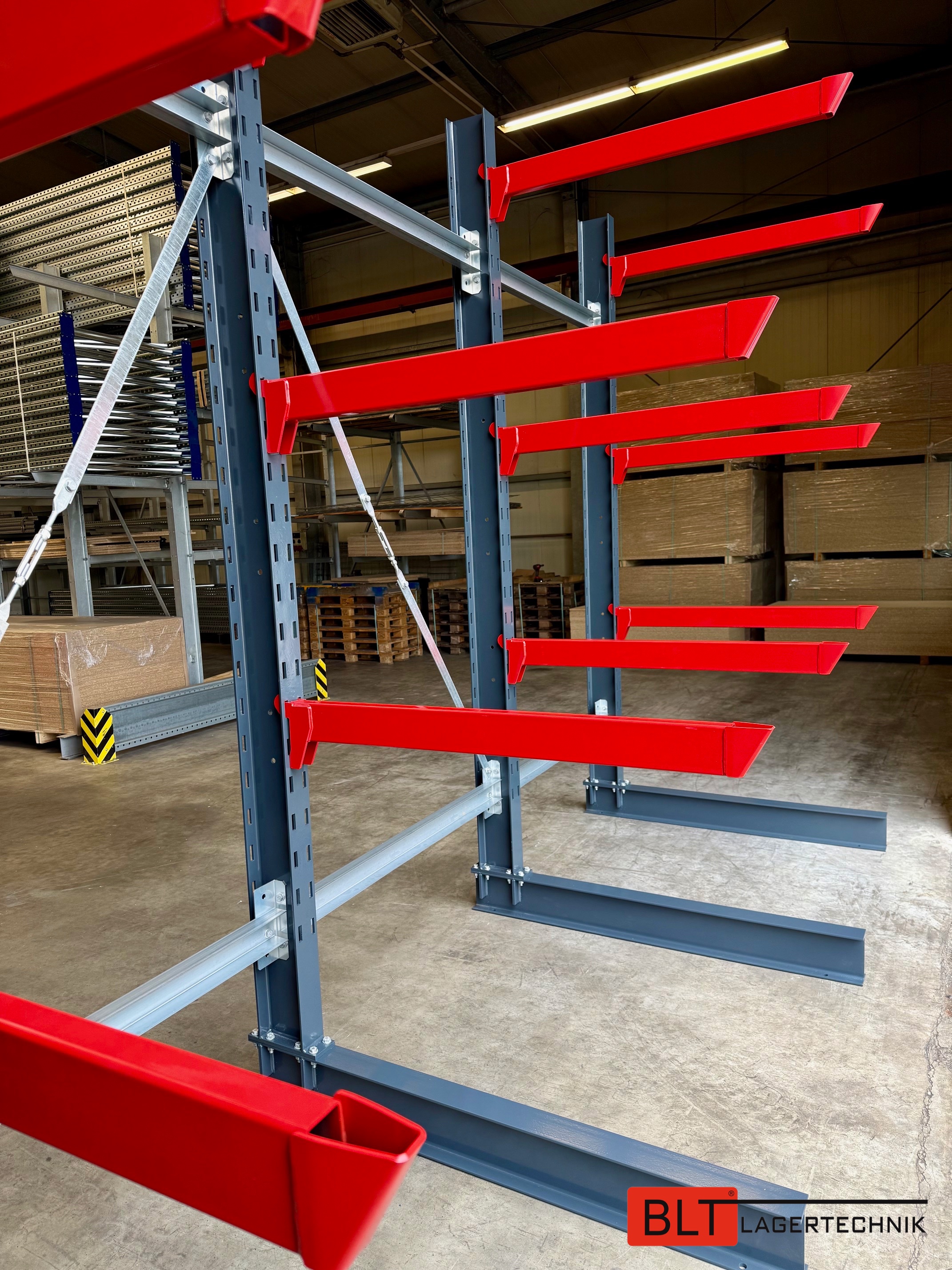 Kragarmregal – 4,00 lfm | Höhe 300 cm | Tiefe 146 cm | 4 Ebenen | 500 kg/Arm | Langgutregal Neuware