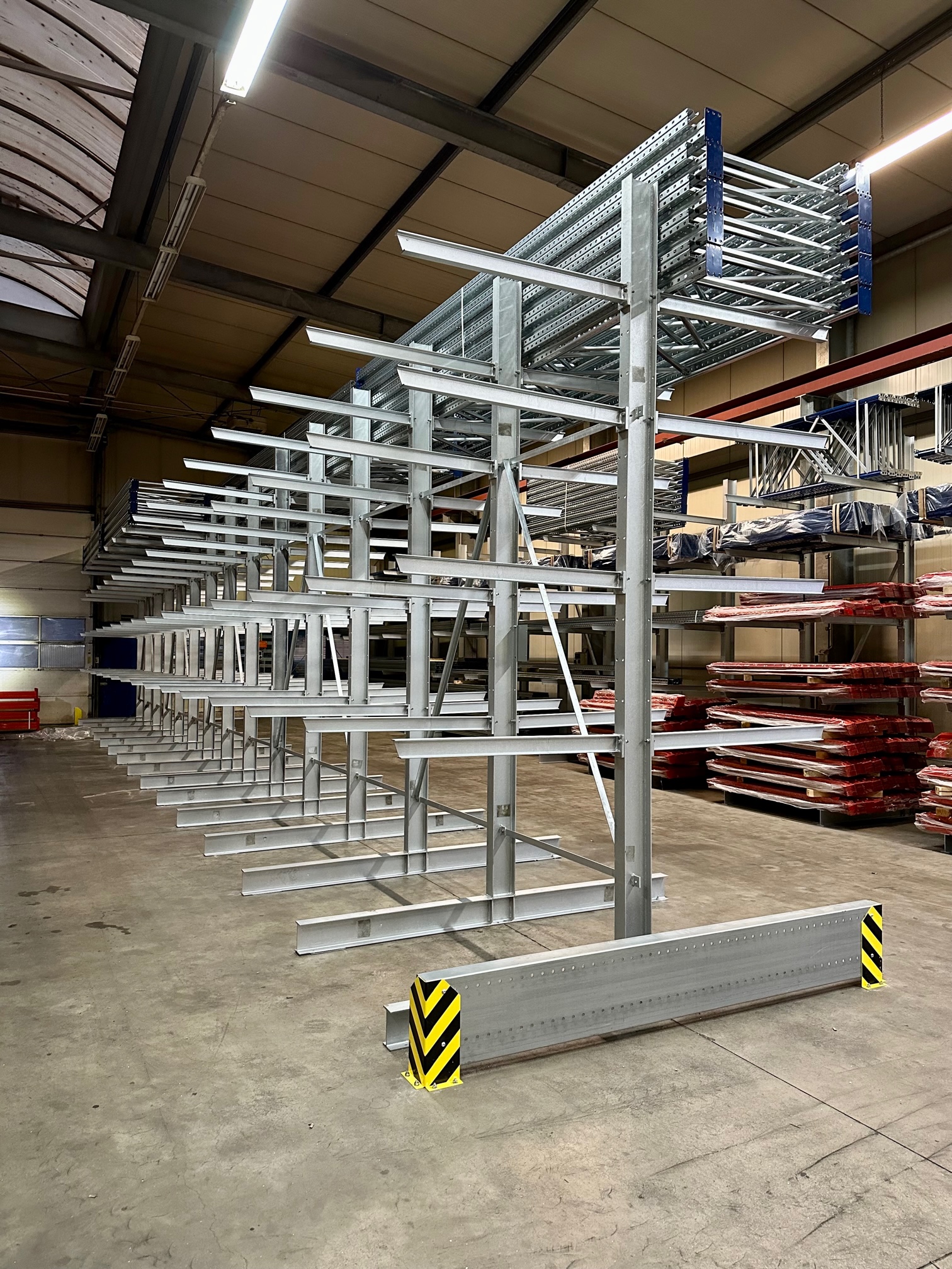 Kragarmregal Doppelseitig – 18,45 lfm | Höhe 400 cm | Tiefe 256 cm | 5 Ebenen | 500 kg/Arm | Feuerverzinkt | BLT Kragarmregal Neuware