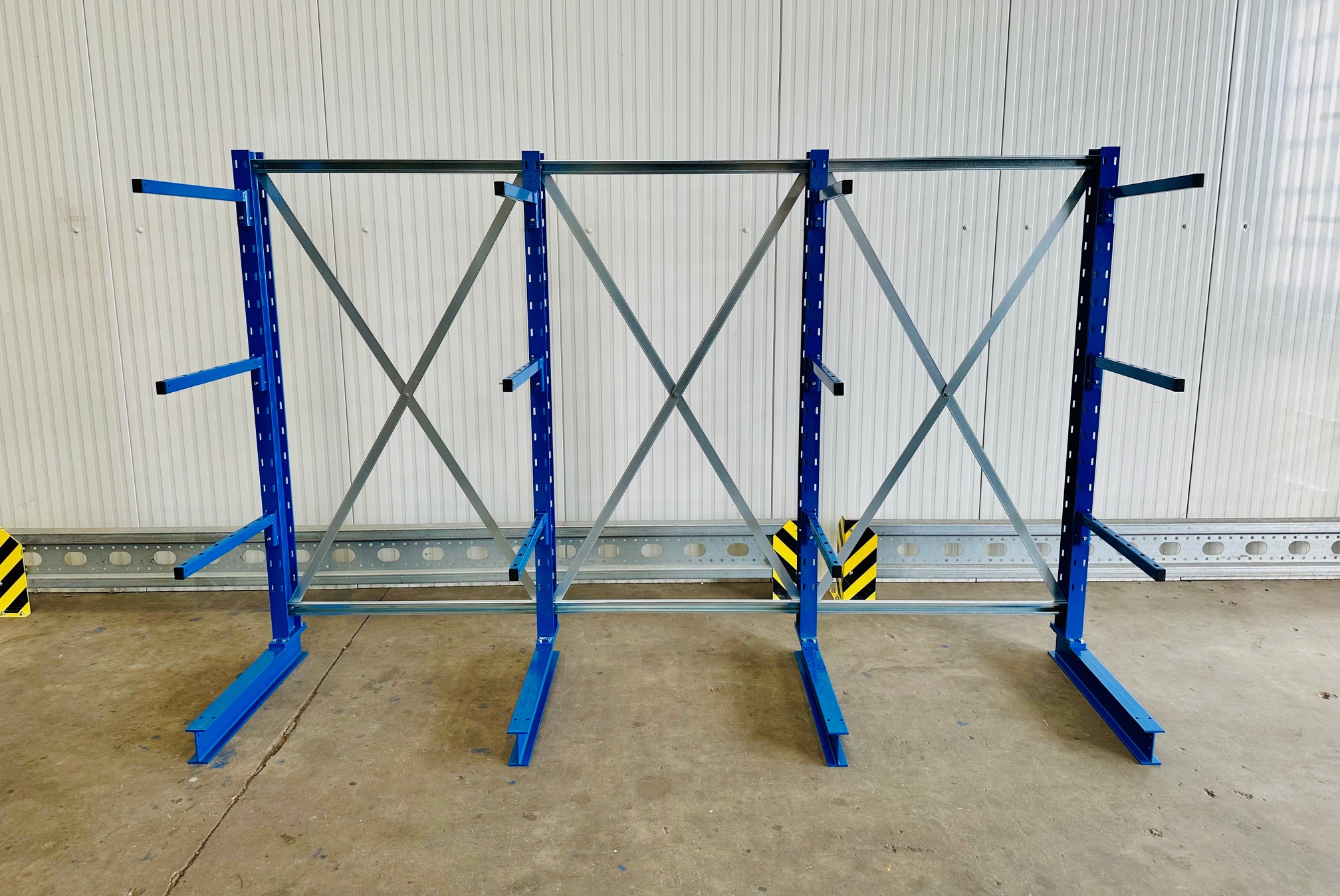 Kragarmregal mit Fachböden – 3,15 lfm | Höhe 200 cm | Tiefe 81 cm | 4 Ebenen | 140 kg/Arm | META Multistrong