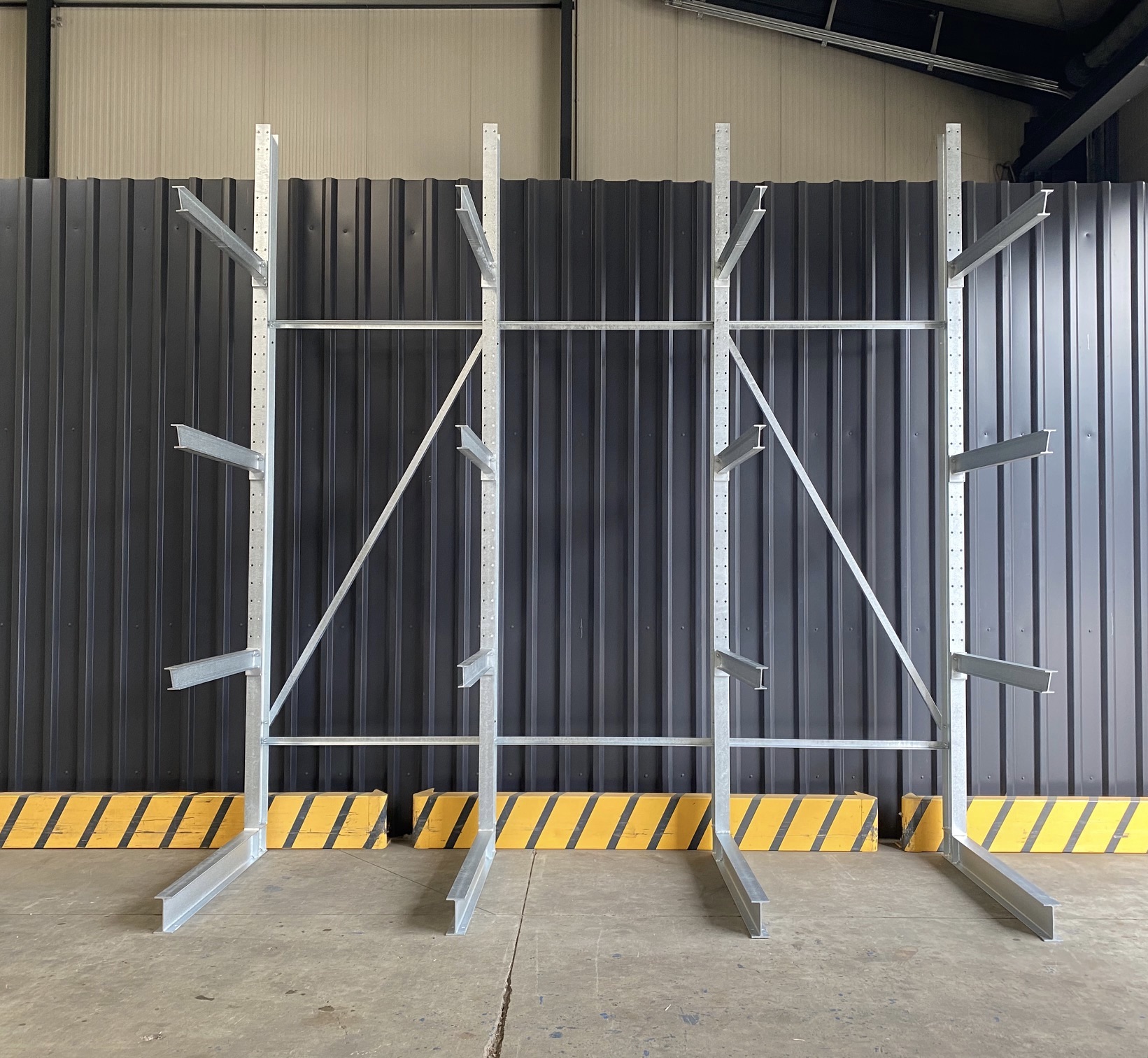 Kragarmregal – 4,03 lfm | Höhe 426 cm | Tiefe 137 cm | 4 Ebenen | 900 kg/Arm | Feuerverzinkt | BLT Kragarmregal Neuware Kragarmregal – 4,03 lfm | Höhe 426 cm | Tiefe 137 cm | 4 Ebenen | 900 kg/Arm | Feuerverzinkt | BLT Kragarmregal Neuware