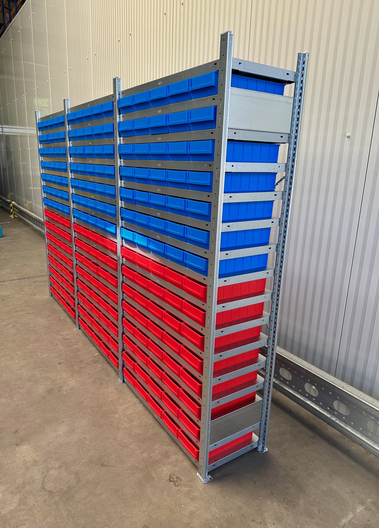 Fachbodenregal META CLIP 3,06 lfm 200 cm hoch 40 cm tief mit 225 Industriekästen Fachbodenregal META CLIP 3,06 lfm 200 cm hoch 40 cm tief mit 225 Industriekästen