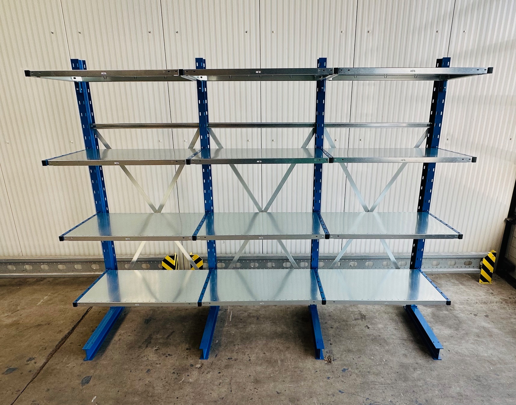 Kragarmregal mit Fachböden – 3,15 lfm | Höhe 250 cm | Tiefe 81 cm | 5 Ebenen | 140 kg/Arm | META Multistrong