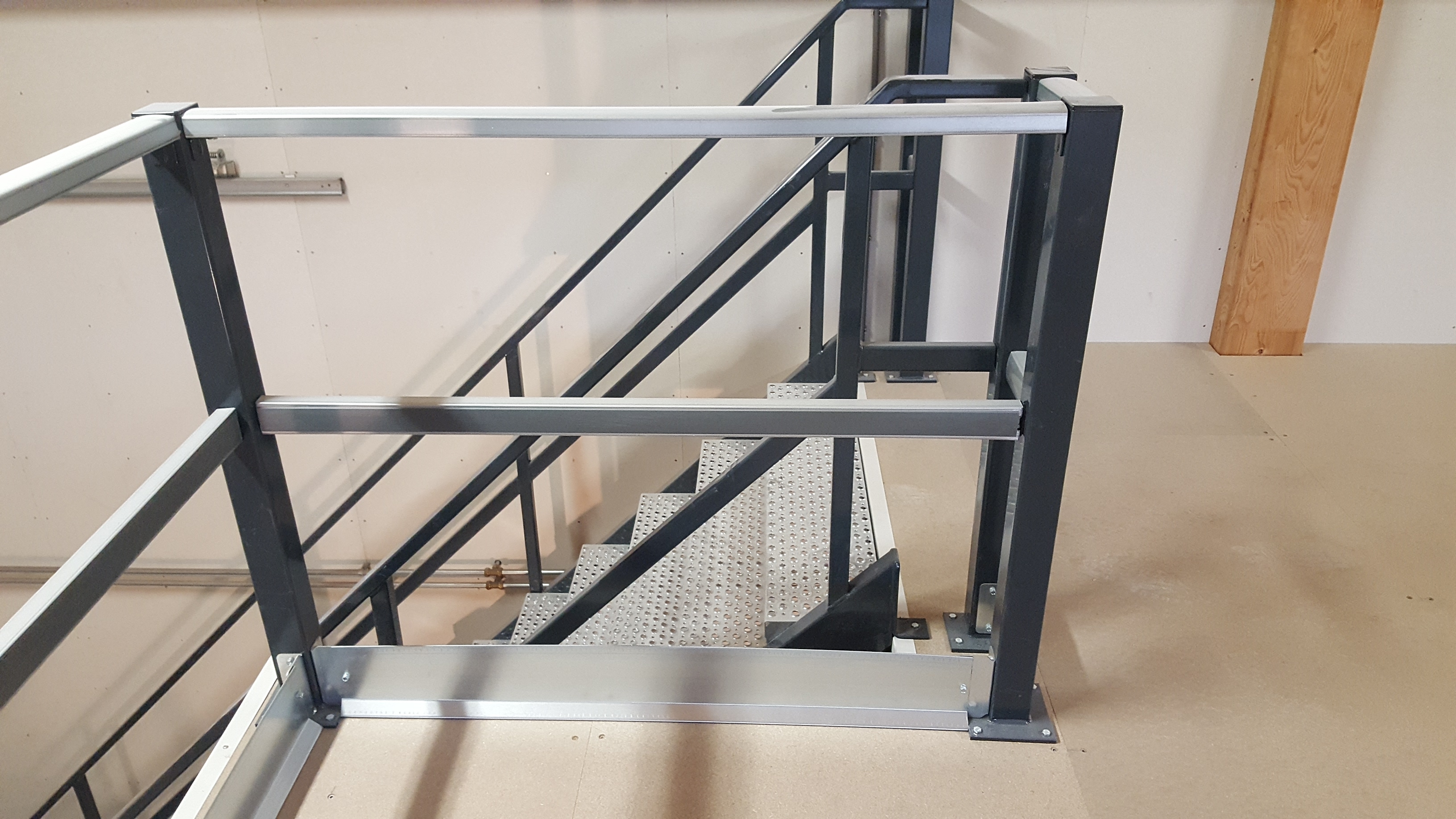 Lagerbühne 10x15 m – Unterkante 3,00 m | 500 kg/m² | Systembühne aus Stahl
