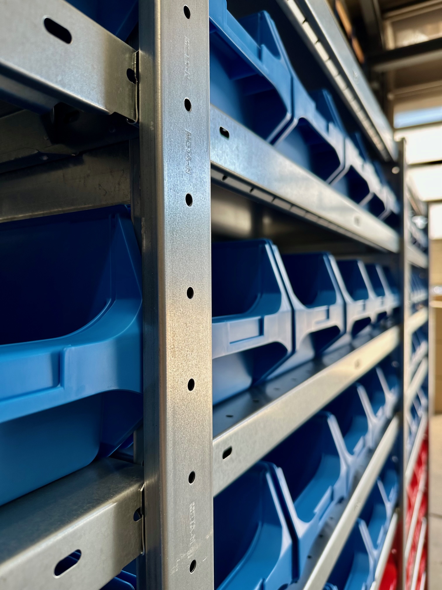 Fachbodenregal META CLIP 2,06 lfm 200 cm hoch 40 cm tief mit 80 Sichtlagerkästen Fachbodenregal META CLIP 2,06 lfm 200 cm hoch 40 cm tief mit 80 Sichtlagerkästen