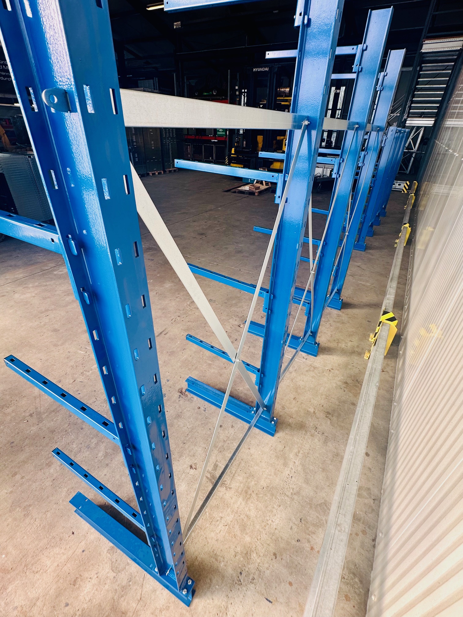 Kragarmregal mit Fachböden – 3,15 lfm | Höhe 250 cm | Tiefe 81 cm | 5 Ebenen | 140 kg/Arm | META Multistrong