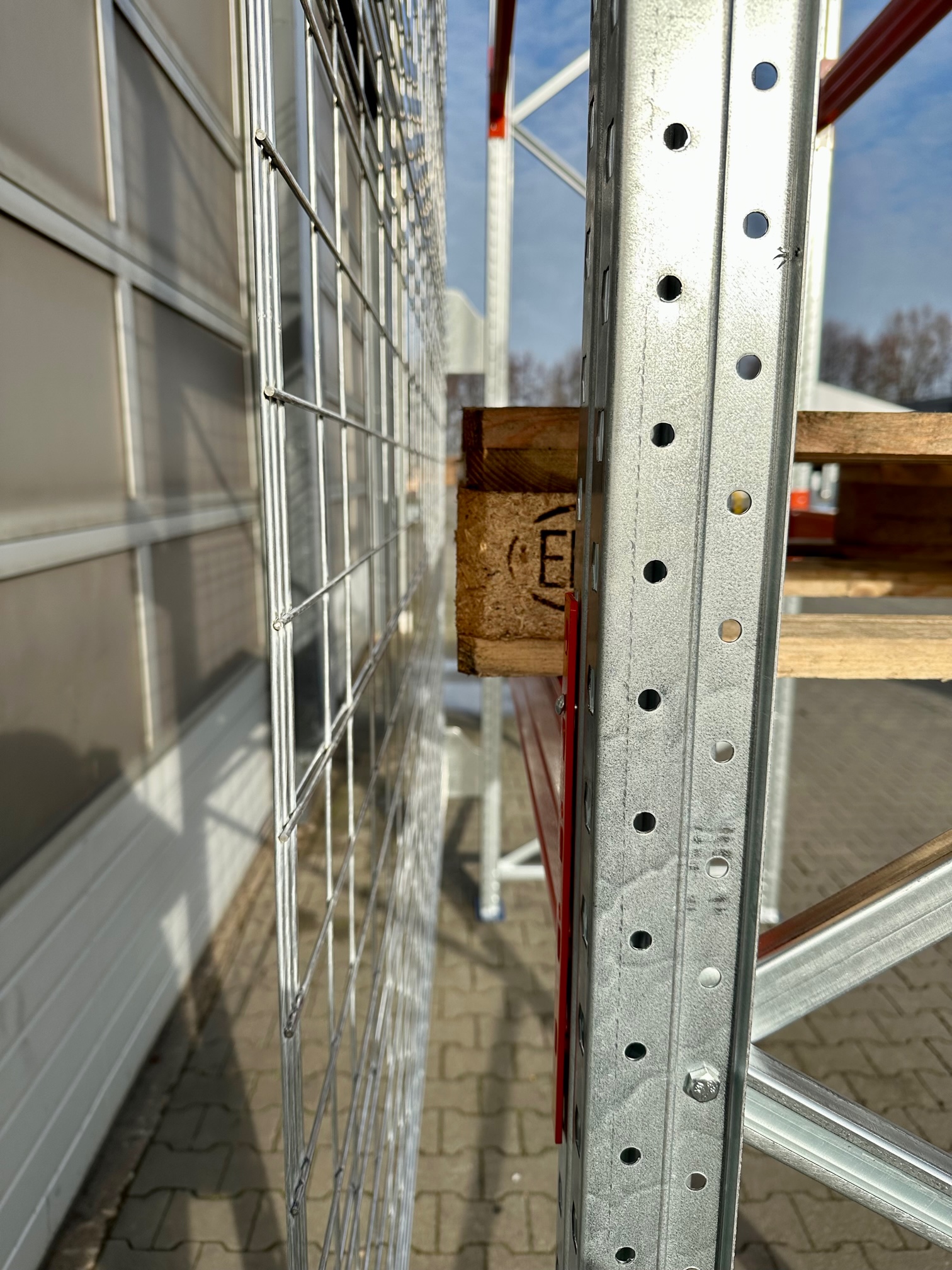 Rückwandgitter 270 x 150 cm – für Palettenregale – inkl. Halter – NEUWARE