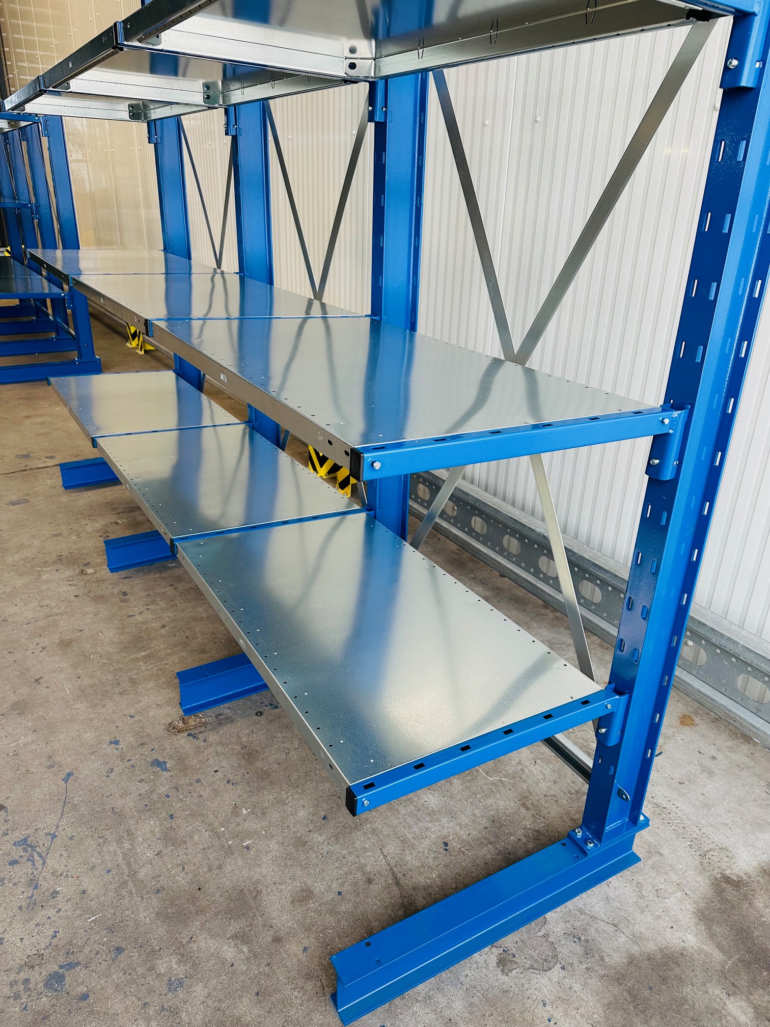 Kragarmregal mit Fachböden – 3,15 lfm | Höhe 250 cm | Tiefe 81 cm | 5 Ebenen | 140 kg/Arm | META Multistrong