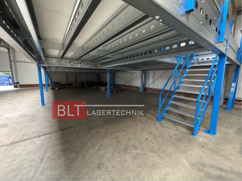 Lagerbühne 10x25 m – Unterkante 3,00 m | 500 kg/m² | Inkl. Treppe & Geländer