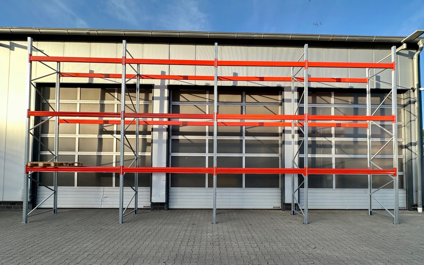 Palettenregal – ca. 11,20 lfm | Höhe 550 cm | Boden + 3 | 3000 kg Fachlast Palettenregal – ca. 11,20 lfm | Höhe 550 cm | Boden + 3 | 3000 kg Fachlast