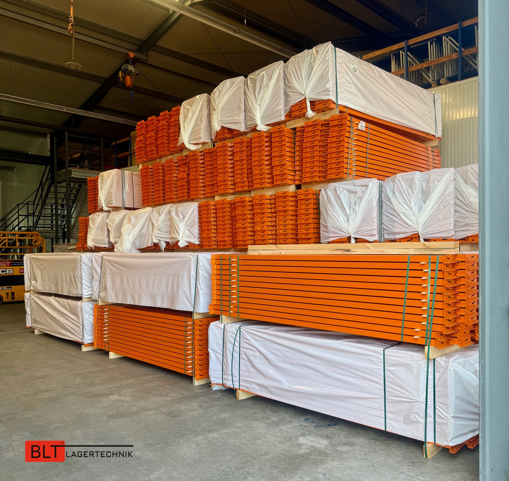 ca. 57 lfm STOW, H: 8,20m, 240 Palettenplätze Fachlast: 3000 kg, Palettenregale