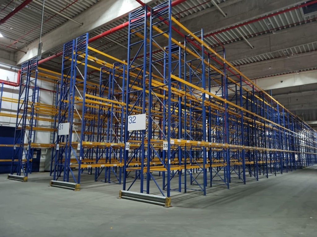 Jungheinrich Delta Palettenregal gebraucht, Gesamtansicht in Lagerhalle, Rahmen blau, Traversen gelb, 270 cm Felder.