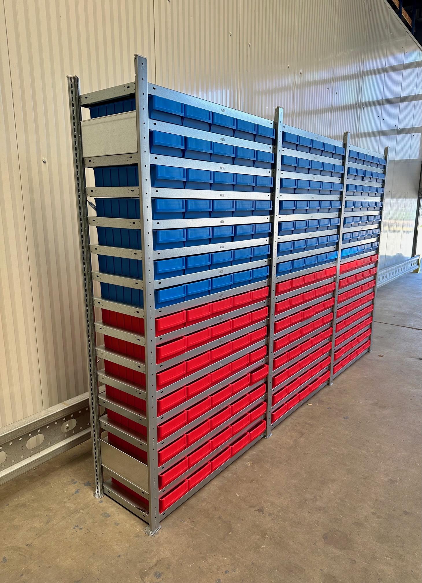Fachbodenregal META CLIP 3,06 lfm 200 cm hoch 40 cm tief mit 225 Industriekästen Fachbodenregal META CLIP 3,06 lfm 200 cm hoch 40 cm tief mit 225 Industriekästen