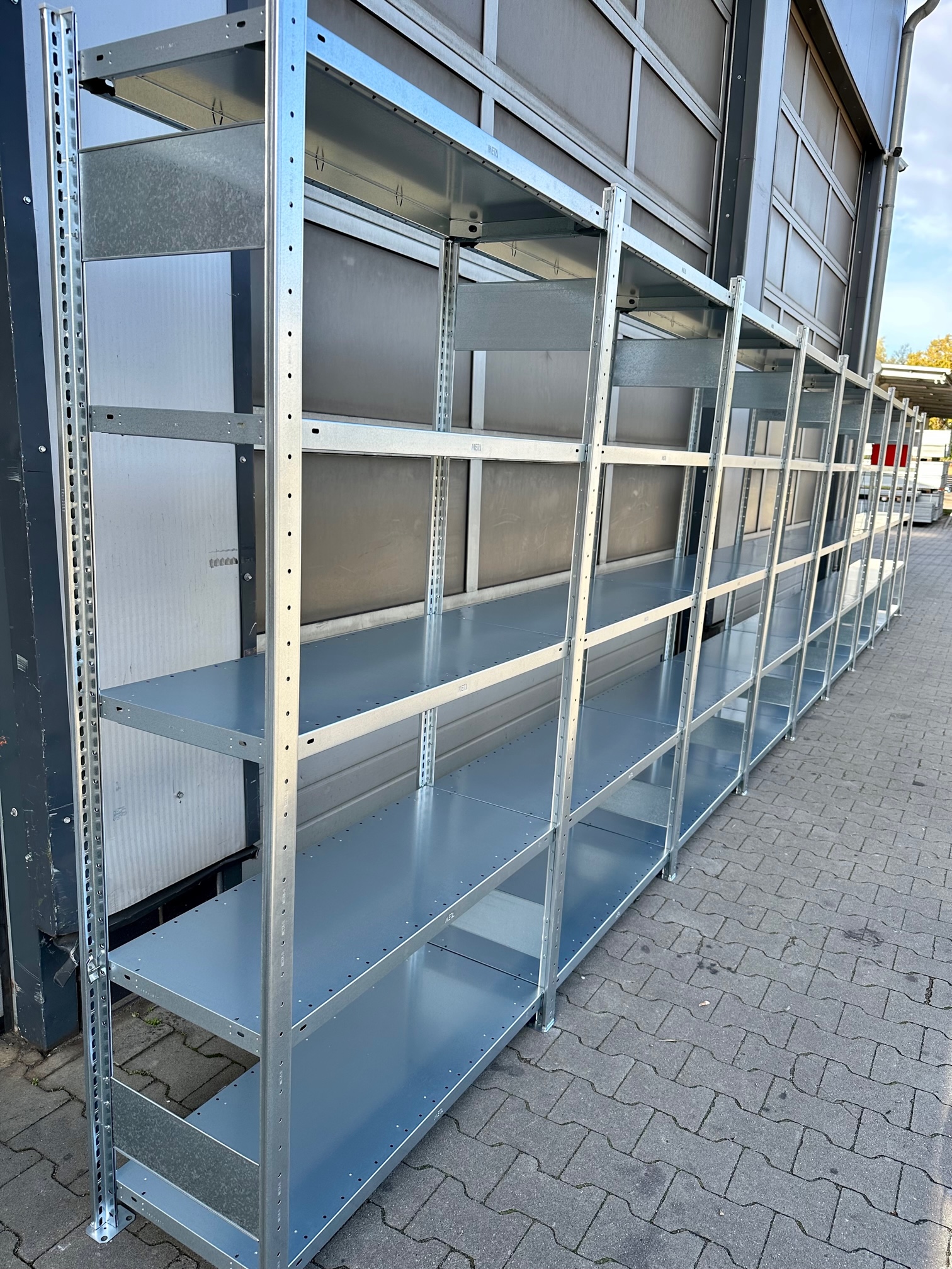 Fachbodenregal META CLIP – ca. 9,06 lfm | Höhe 200 cm | Tiefe 40 cm | 150 kg Traglast pro Boden Fachbodenregal META CLIP – ca. 9,06 lfm | Höhe 200 cm | Tiefe 40 cm | 150 kg Traglast pro Boden