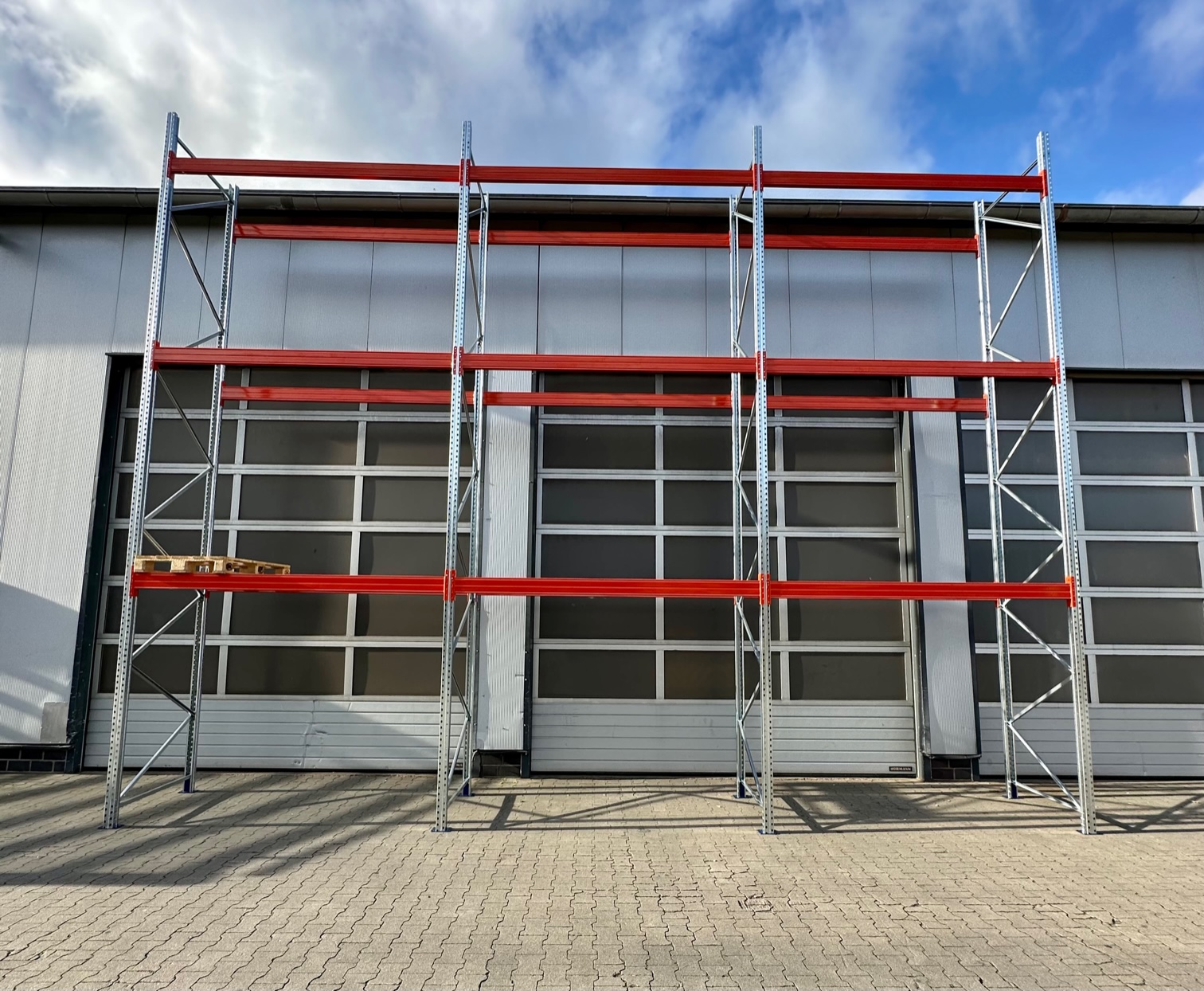 Palettenregal – ca. 8,40 lfm | Höhe 650 cm | Boden + 3 | 3000 kg Fachlast Palettenregal – ca. 8,40 lfm | Höhe 650 cm | Boden + 3 | 3000 kg Fachlast