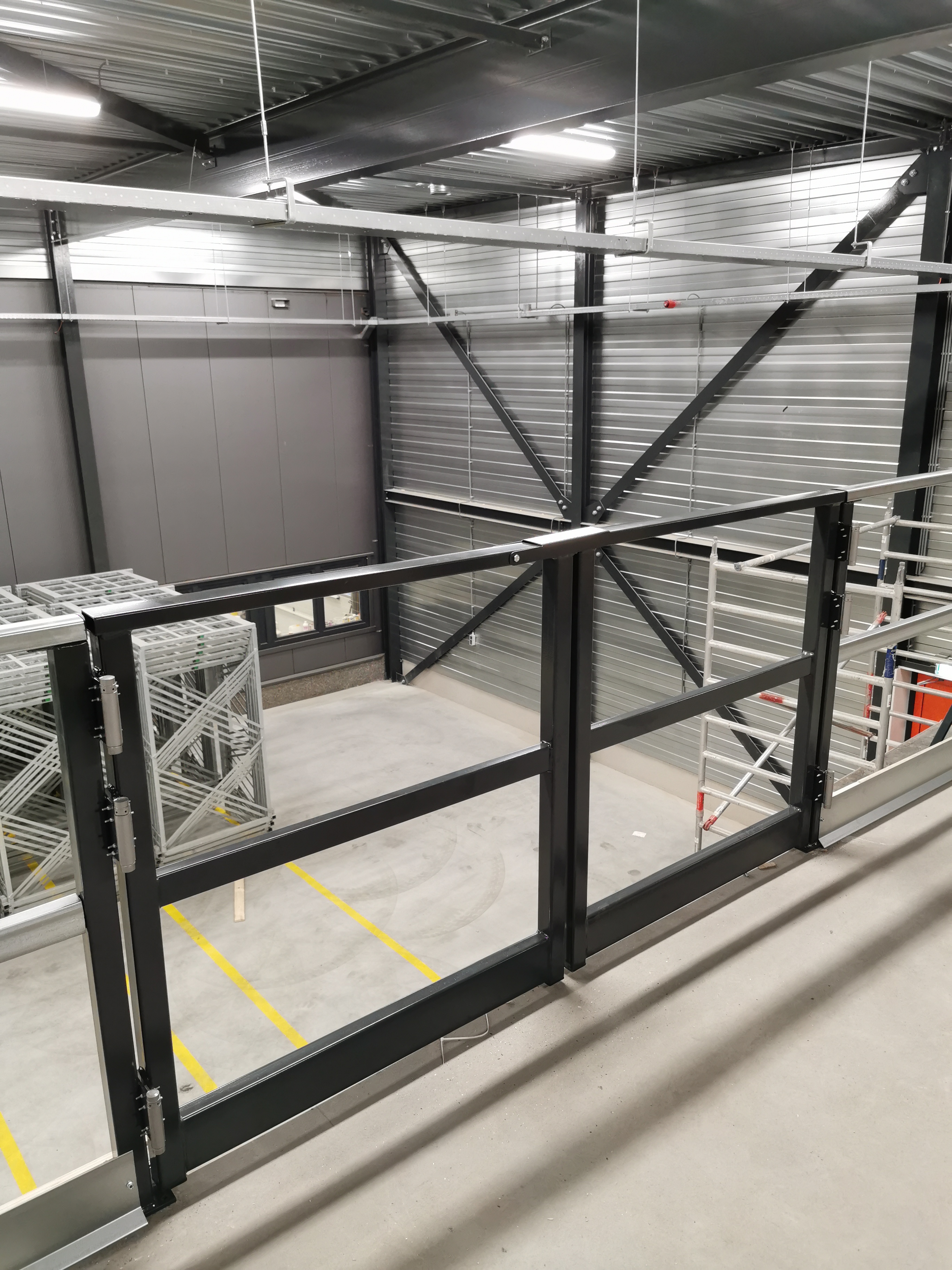 Lagerbühne 10x15 m – Unterkante 3,00 m | 500 kg/m² | Systembühne aus Stahl