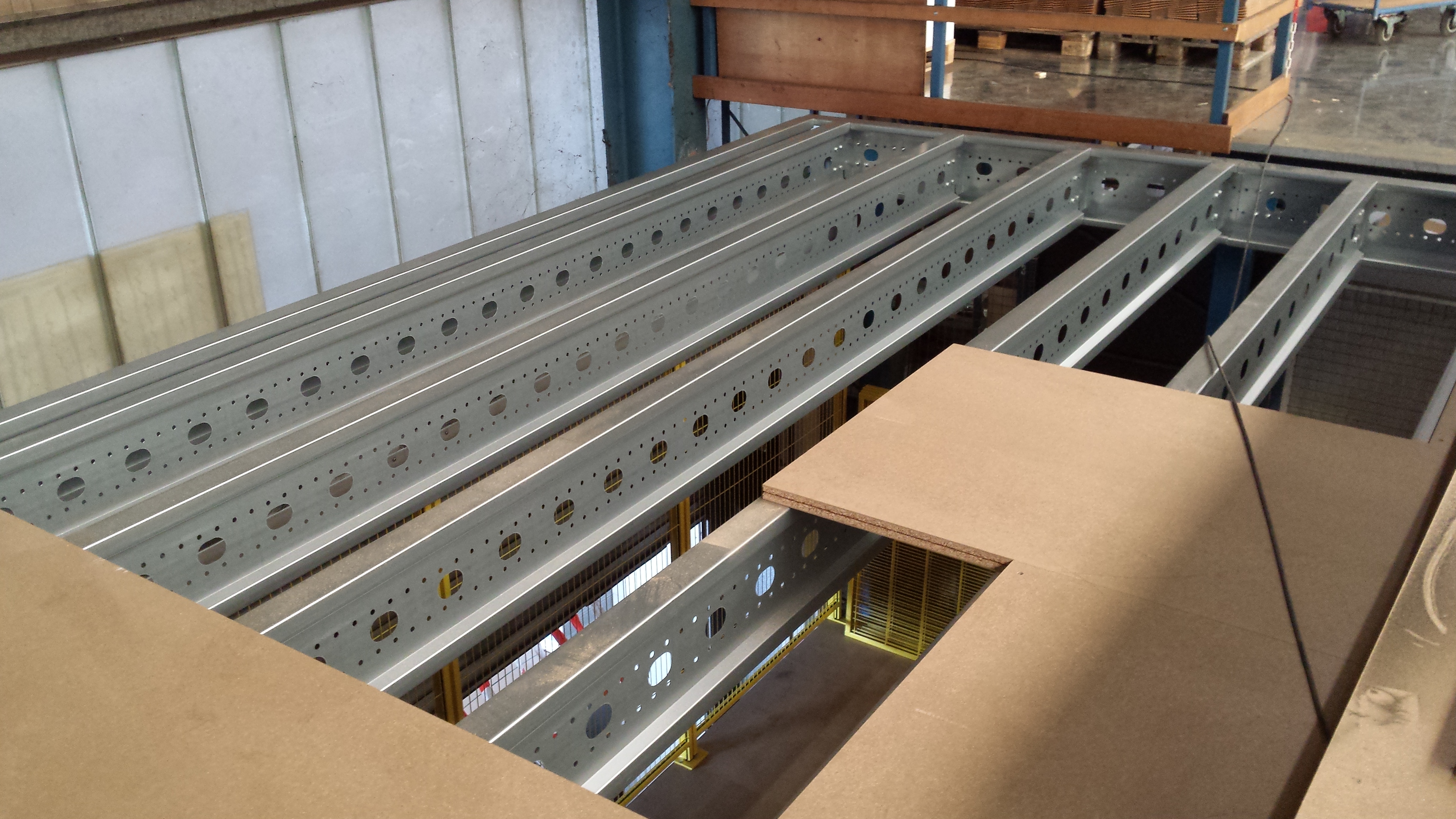 Lagerbühne 10x15 m – Unterkante 3,00 m | 500 kg/m² | Systembühne aus Stahl