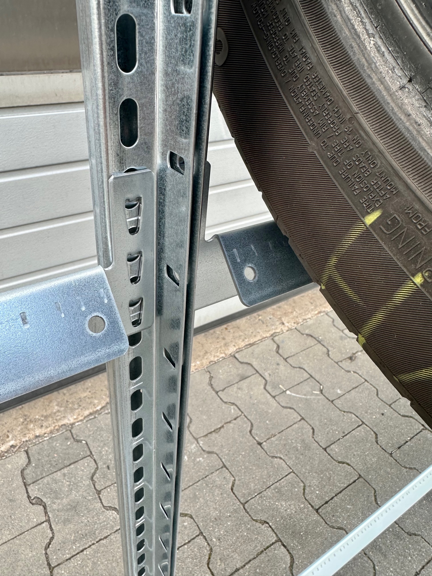 Reifenregal META – ca. 15 lfm | Höhe 200 cm | Tiefe 40 cm | 3 Ebenen | 150 kg Fachlast