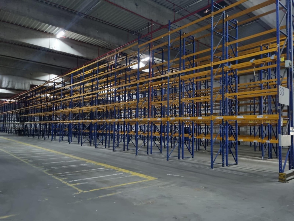 Jungheinrich Delta Palettenregal, lange Regalzeile in Seitenansicht, Rahmen blau, Traversen gelb, für Euro-Paletten geeignet.