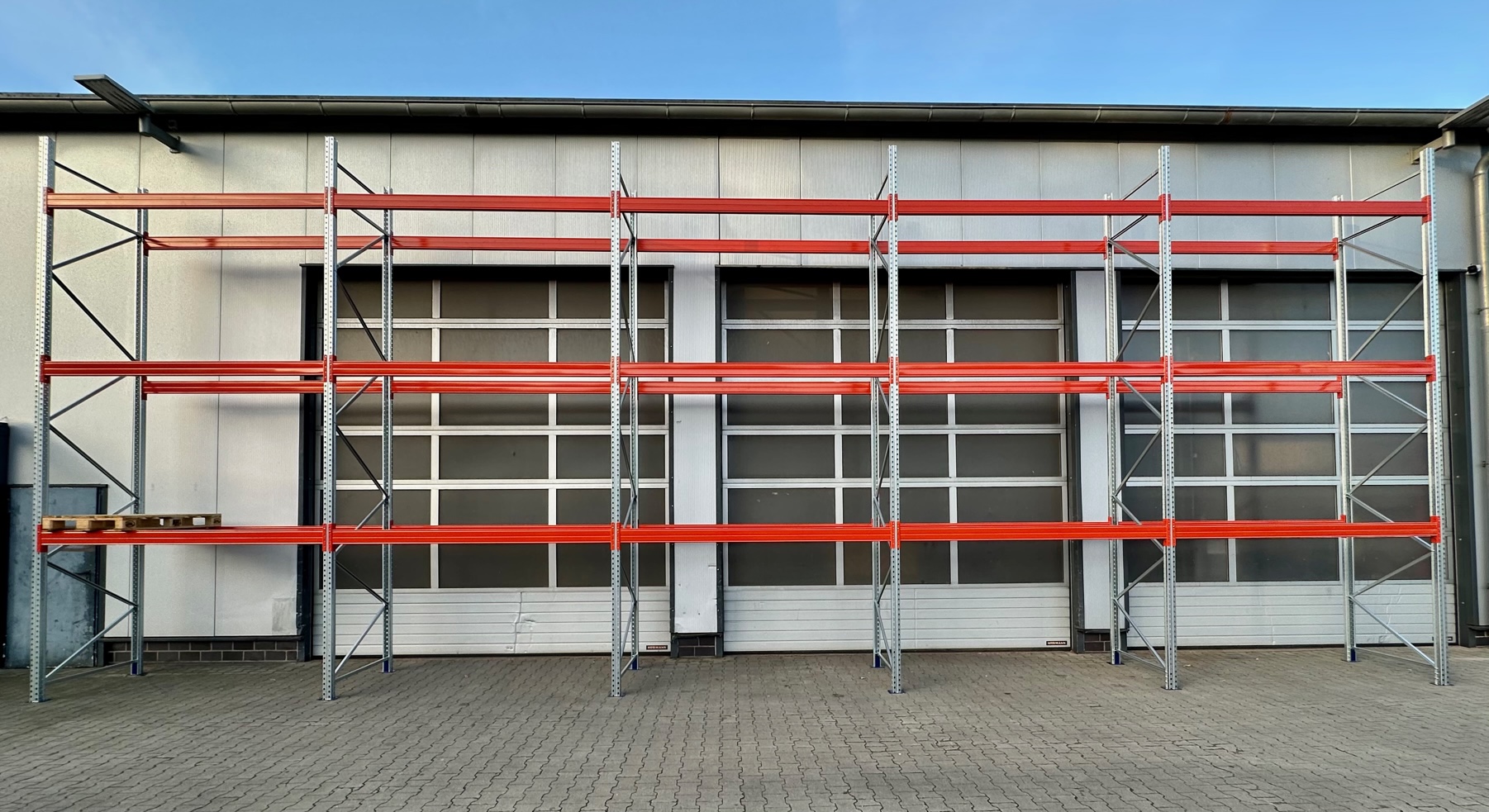 Palettenregal – ca. 19,60 lfm | Höhe 550 cm | Boden + 3 | 3000 kg Fachlast Palettenregal – ca. 19,60 lfm | Höhe 550 cm | Boden + 3 | 3000 kg Fachlast