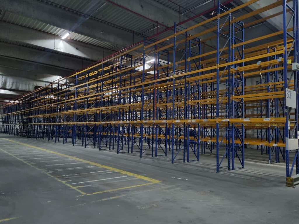 Lange Regalzeile des Jungheinrich Delta Systems in Seitenansicht, 270 cm Felder, Rahmen blau, Traversen gelb.