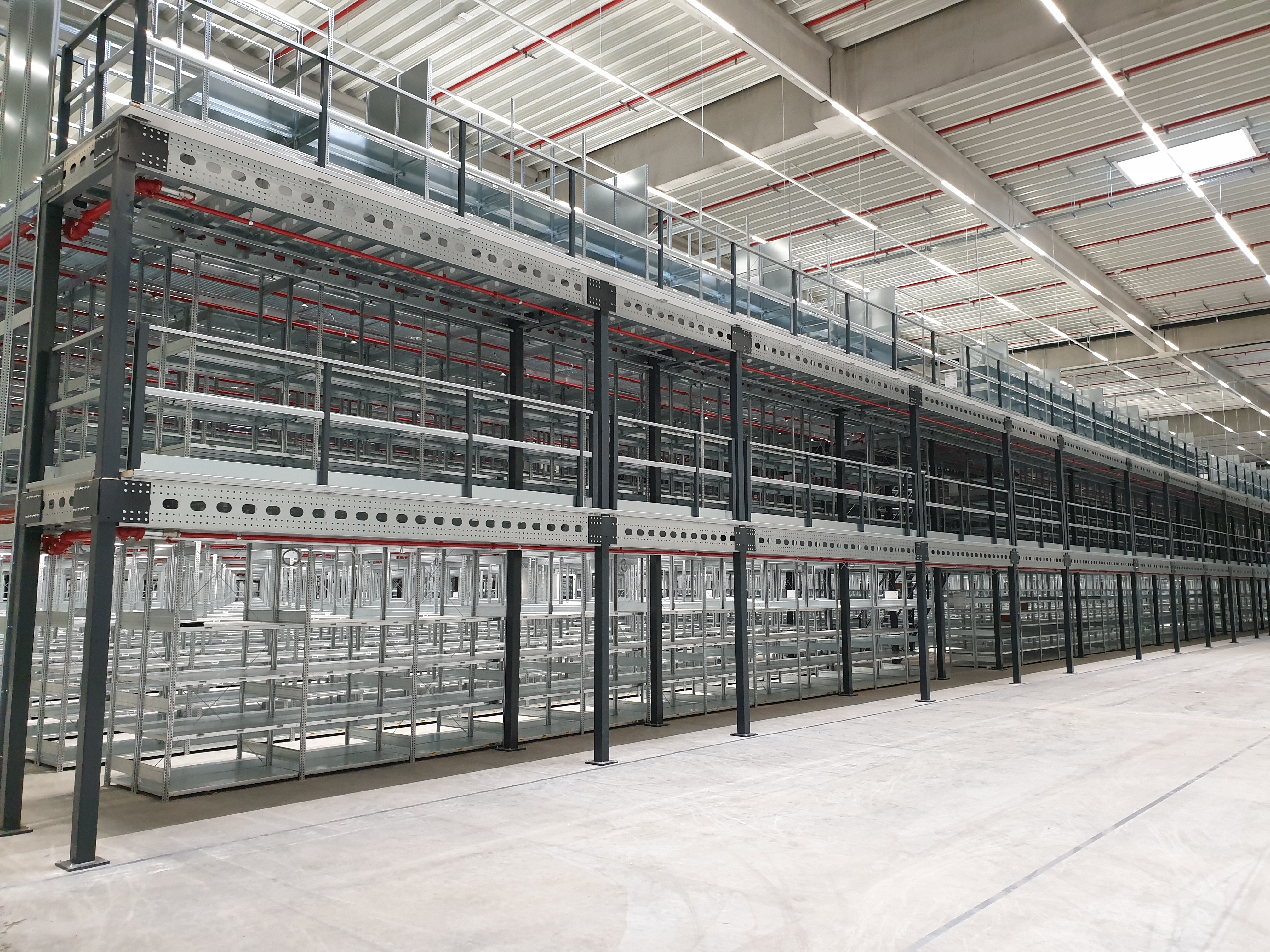 Lagerbühne 10x15 m – Unterkante 3,00 m | 500 kg/m² | Systembühne aus Stahl