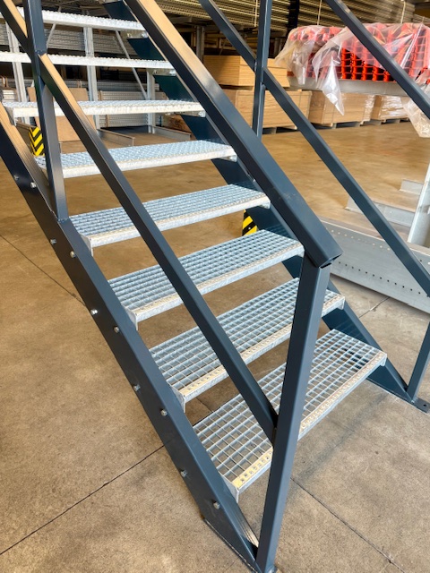 Stahltreppe für Lagerbühne mit Geländer beidseitig , Oberkante 3m , Stahltreppe Treppe Industrietreppe