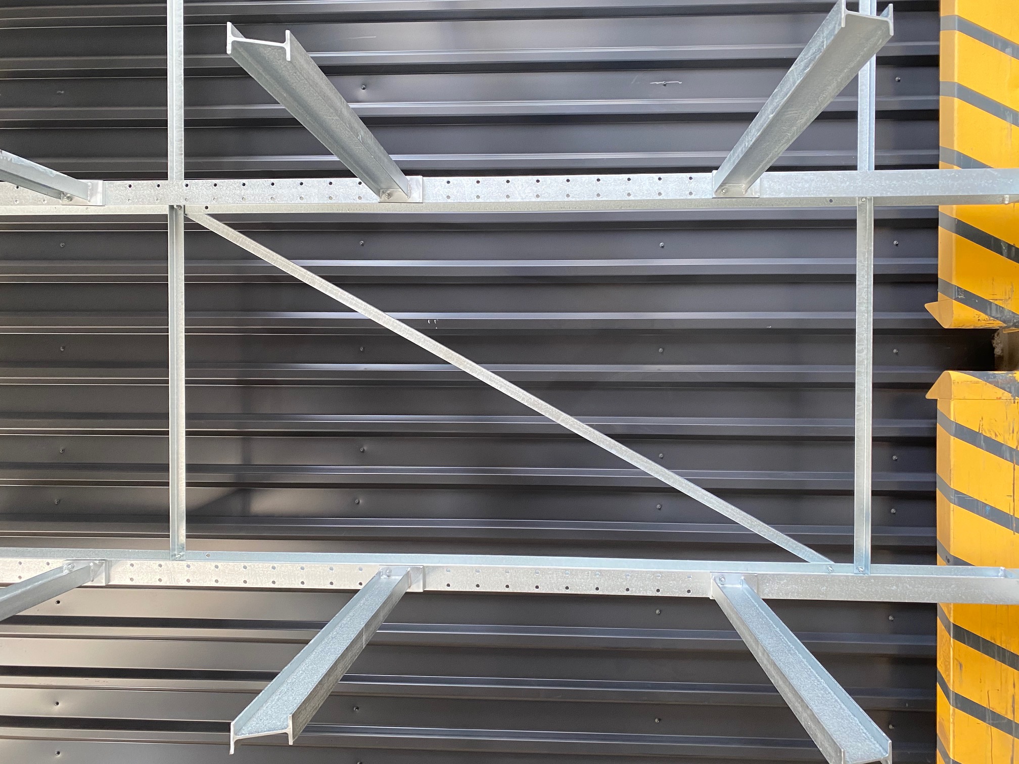 Kragarmregal – 4,03 lfm | Höhe 426 cm | Tiefe 137 cm | 4 Ebenen | 900 kg/Arm | Feuerverzinkt | BLT Kragarmregal Neuware Kragarmregal – 4,03 lfm | Höhe 426 cm | Tiefe 137 cm | 4 Ebenen | 900 kg/Arm | Feuerverzinkt | BLT Kragarmregal Neuware