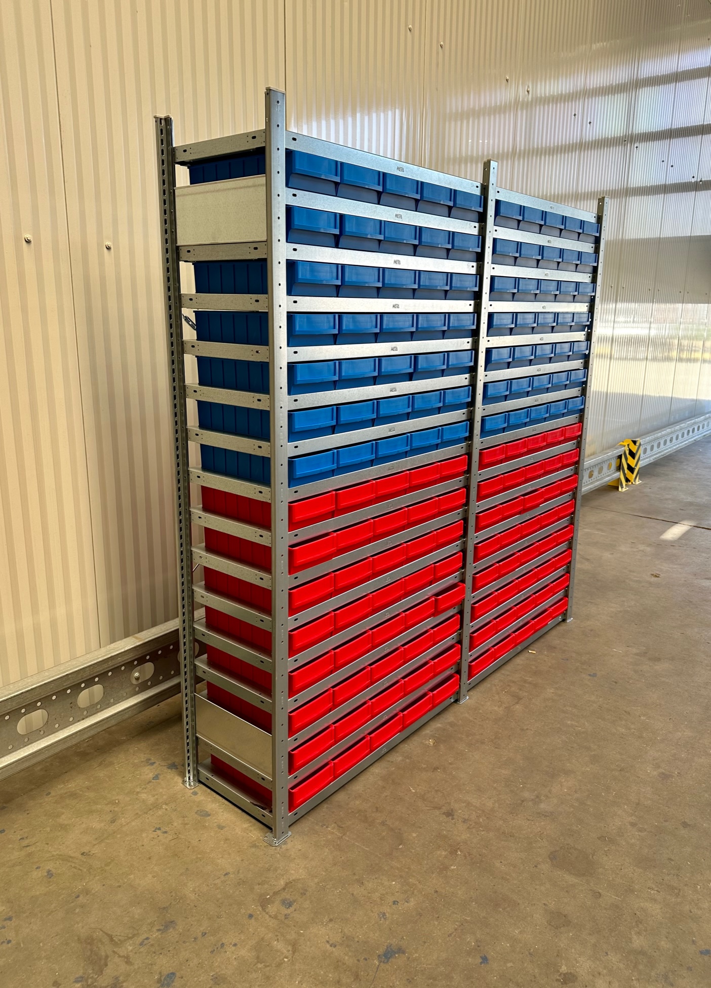 Fachbodenregal META CLIP 2,06 lfm 200 cm hoch 40 cm tief mit 150 Industriekästen