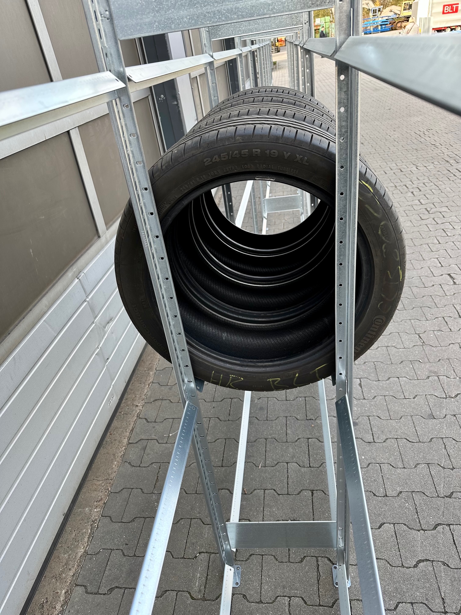 Reifenregal META – ca. 15 lfm | Höhe 200 cm | Tiefe 40 cm | 3 Ebenen | 150 kg Fachlast