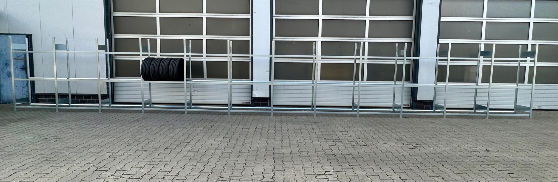 Reifenregal META – ca. 15 lfm | Höhe 200 cm | Tiefe 40 cm | 3 Ebenen | 150 kg Fachlast
