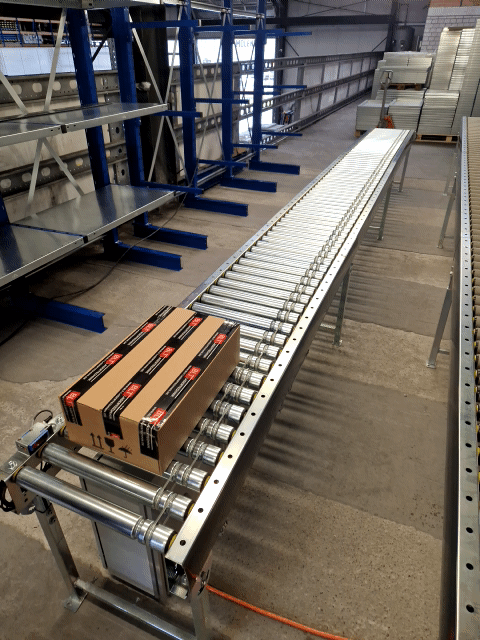 Angetriebene Rollenbahn 7,68 m steckerfertig – Plug-and-Play NB440 | Staudrucklos & energieeffizien