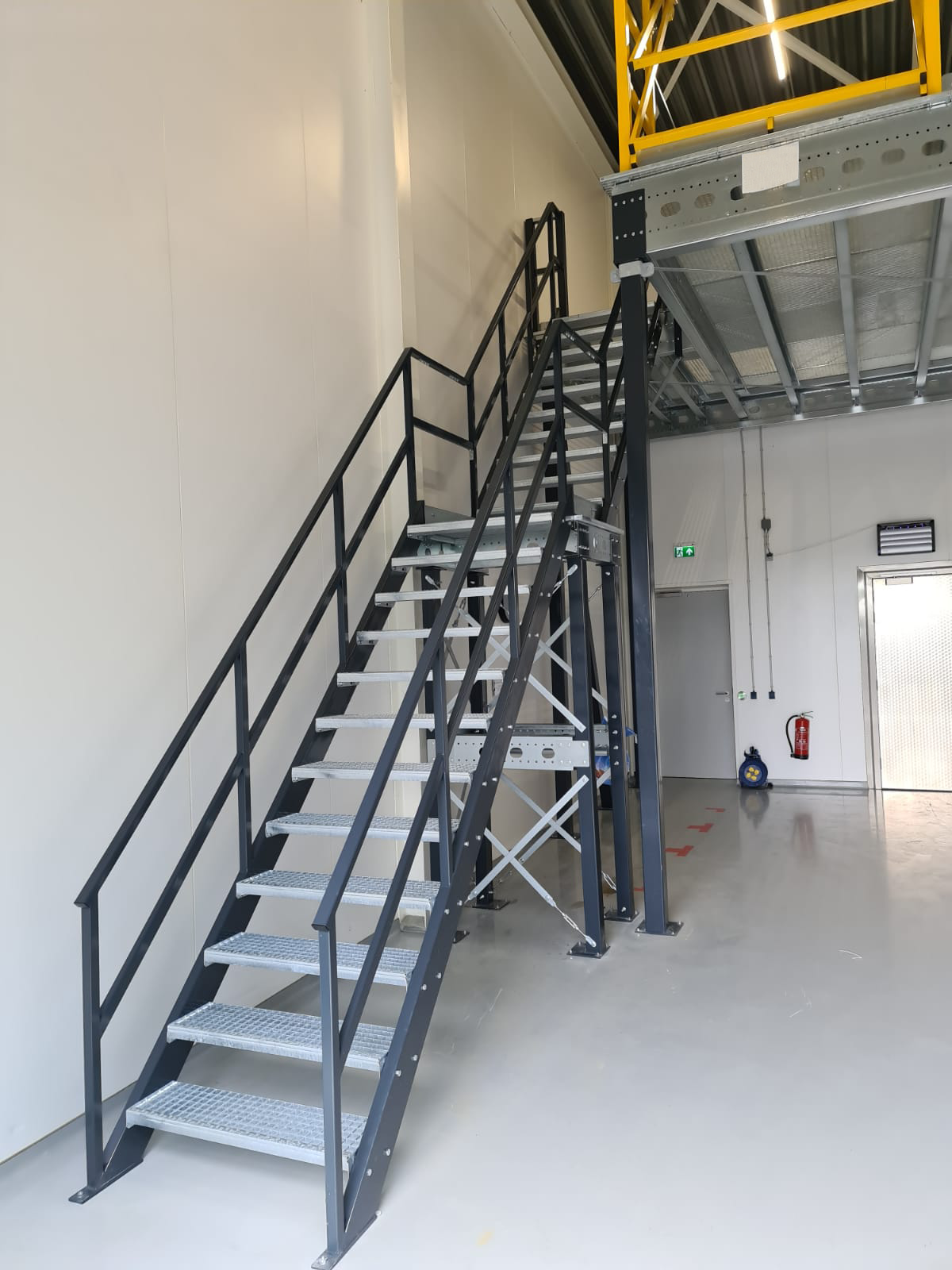 Lagerbühne 10x25 m – Unterkante 2,5 m | 500 kg/m² Traglast | Systembühne