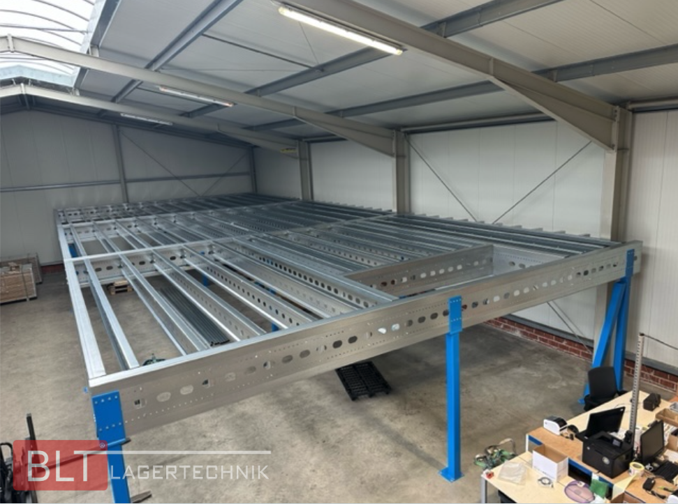Lagerbühne 10x25 m – Unterkante 2,5 m | 500 kg/m² Traglast | Inkl. Treppe & Geländer