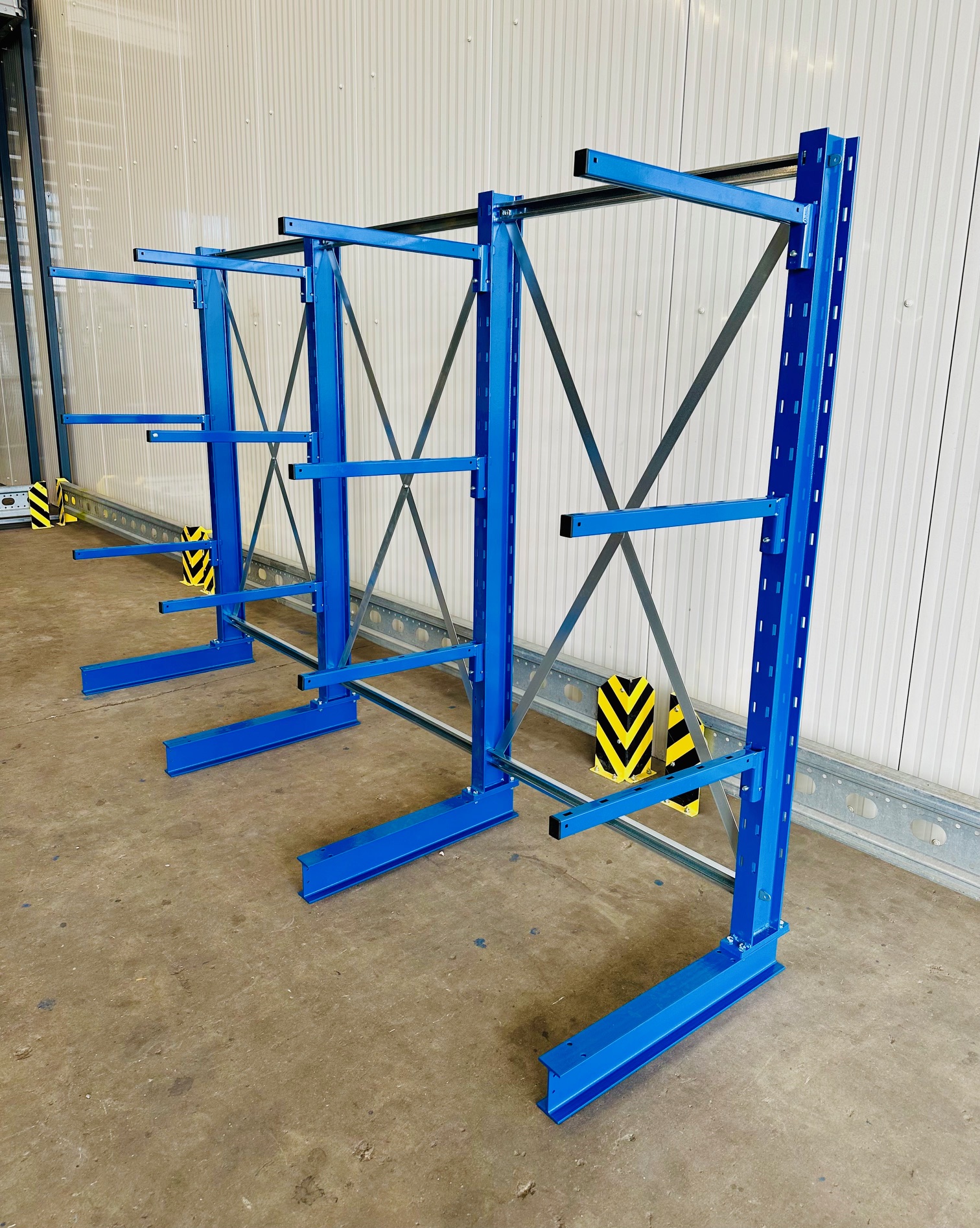 Kragarmregal mit Fachböden – 3,15 lfm | Höhe 200 cm | Tiefe 81 cm | 4 Ebenen | 140 kg/Arm | META Multistrong