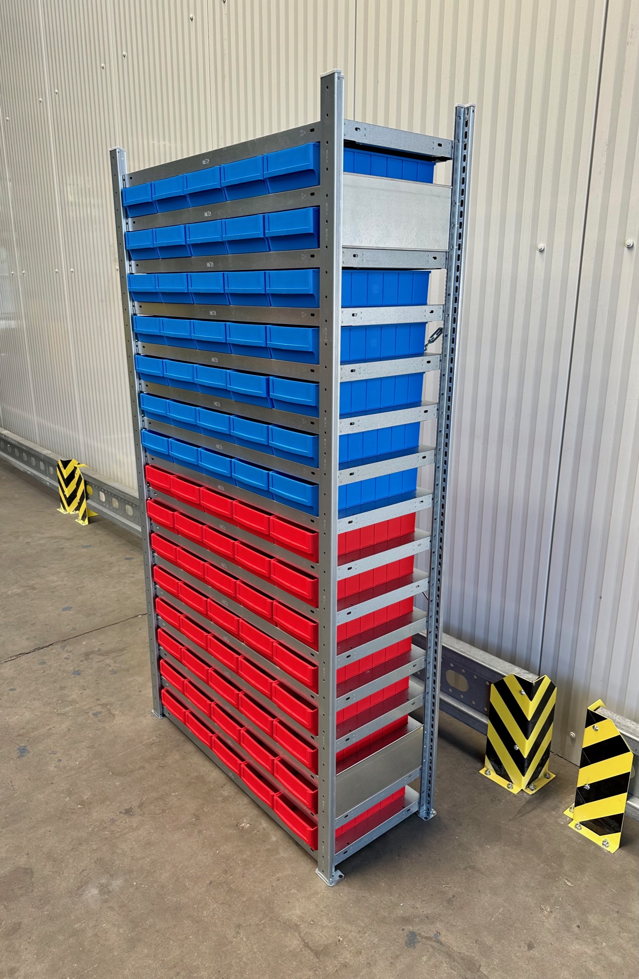 Fachbodenregal META CLIP 1,06 lfm 200 cm hoch 40 cm tief mit 75 Industriekästen