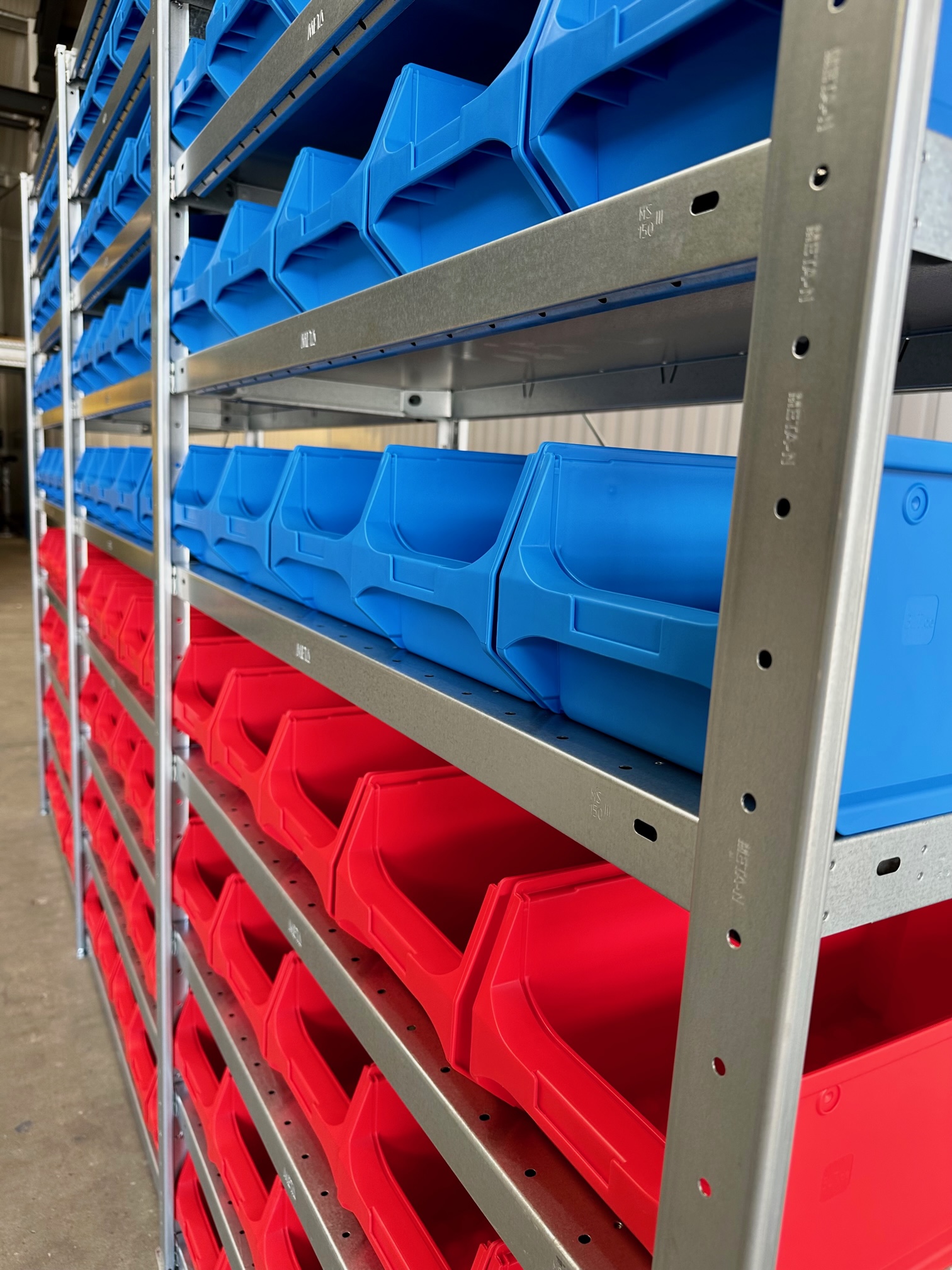 Fachbodenregal META CLIP 2,06 lfm 200 cm hoch 40 cm tief mit 80 Sichtlagerkästen Fachbodenregal META CLIP 2,06 lfm 200 cm hoch 40 cm tief mit 80 Sichtlagerkästen