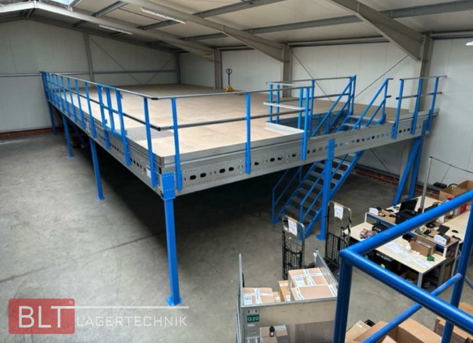 Lagerbühne 10x25 m – Unterkante 3,00 m | 500 kg/m² | Inkl. Treppe & Geländer