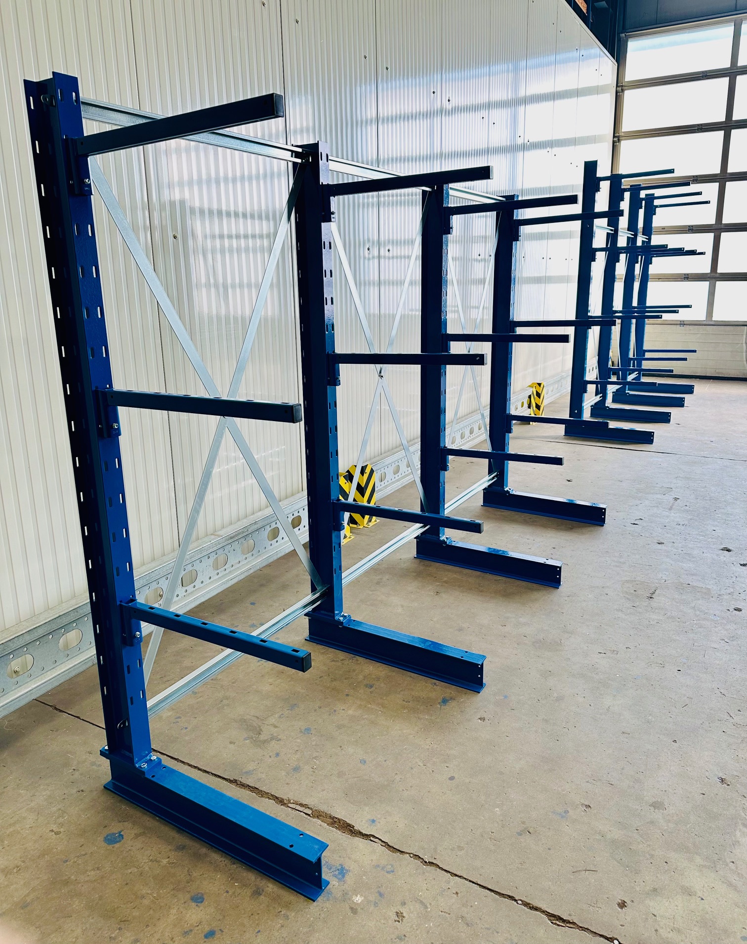 Kragarmregal mit Fachböden – 3,15 lfm | Höhe 200 cm | Tiefe 81 cm | 4 Ebenen | 140 kg/Arm | META Multistrong