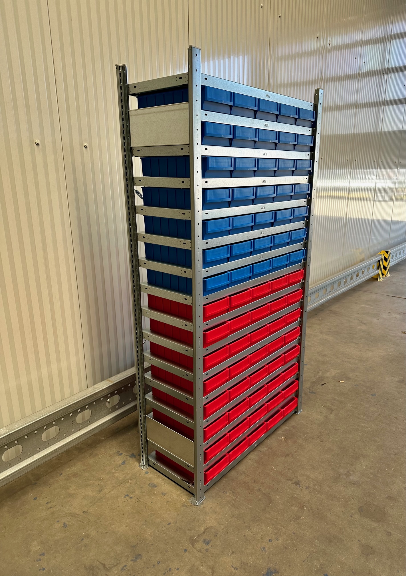 Fachbodenregal META CLIP 1,06 lfm 200 cm hoch 40 cm tief mit 75 Industriekästen