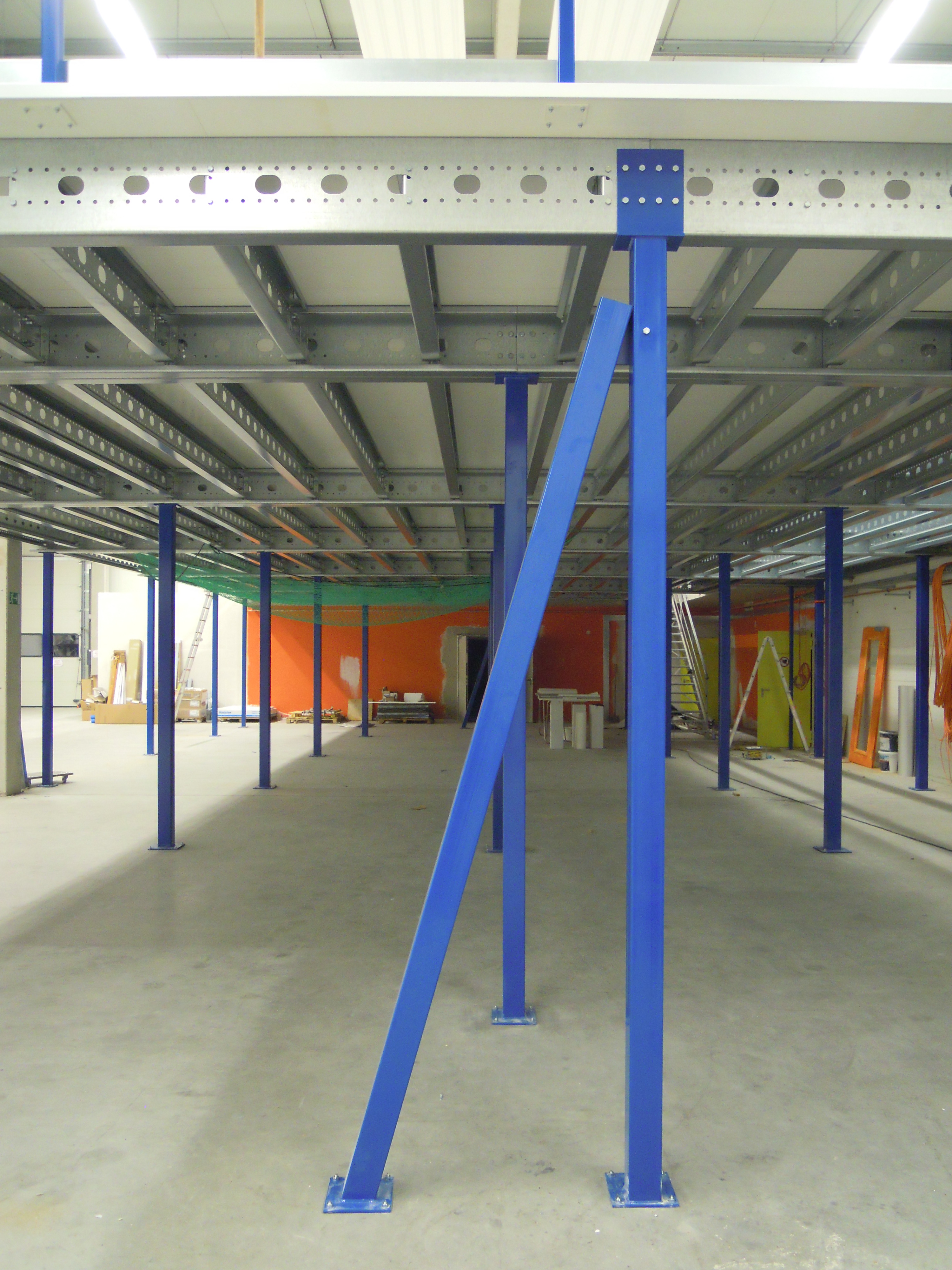 Lagerbühne 10x15 m – Unterkante 3,00 m | 500 kg/m² | Systembühne aus Stahl