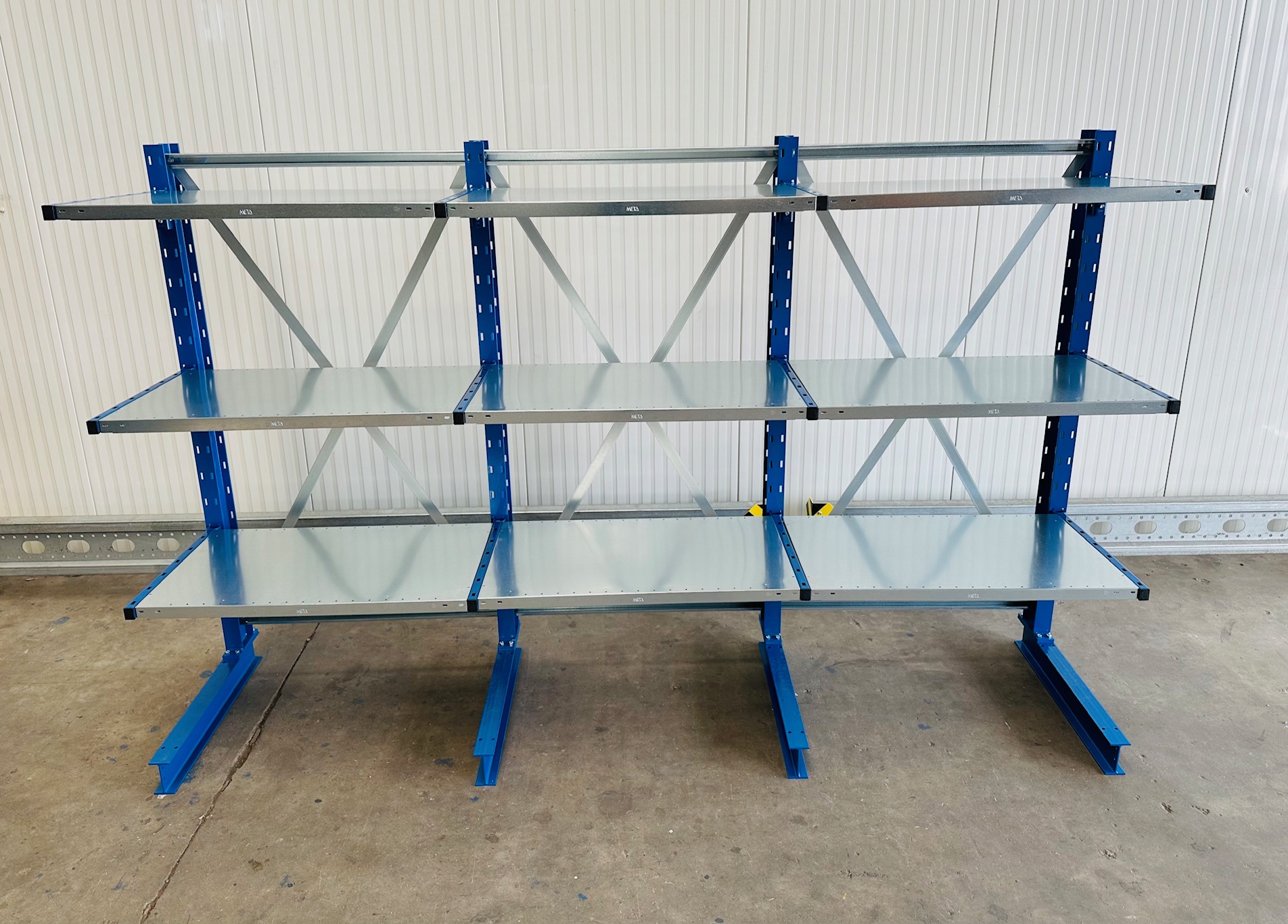 Kragarmregal mit Fachböden – 3,15 lfm | Höhe 200 cm | Tiefe 81 cm | 4 Ebenen | 140 kg/Arm | META Multistrong
